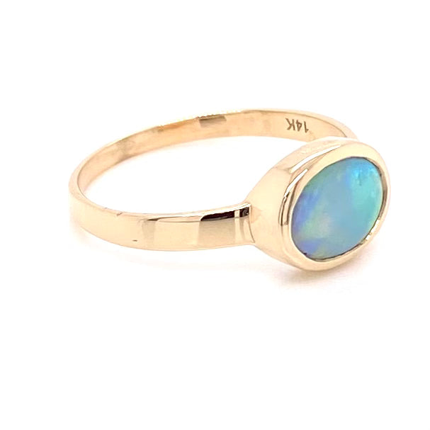 Ring med solid crystal opal fra Australien indfattet i 14 kt. guld. Kommer med certifikat.