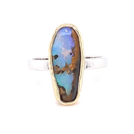Ring med ægte solid boulder opal fra Australien indfattet i 14 karat guld og båndet er lavet af sterling sølv. Kommer med certifikat.