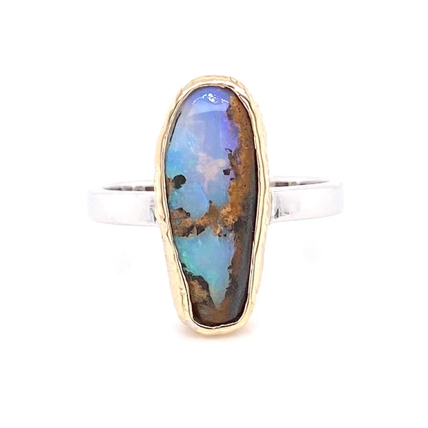 Ring med ægte solid boulder opal fra Australien indfattet i 14 karat guld og båndet er lavet af sterling sølv. Kommer med certifikat.