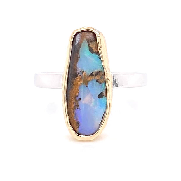 Ring med ægte solid boulder opal fra Australien indfattet i 14 karat guld og båndet er lavet af sterling sølv. Kommer med certifikat.