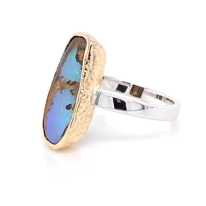 Ring med ægte solid boulder opal fra Australien indfattet i 14 karat guld og båndet er lavet af sterling sølv. Kommer med certifikat.