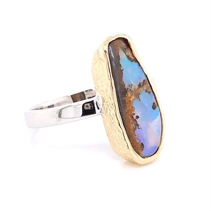Ring med ægte solid boulder opal fra Australien indfattet i 14 karat guld og båndet er lavet af sterling sølv. Kommer med certifikat.