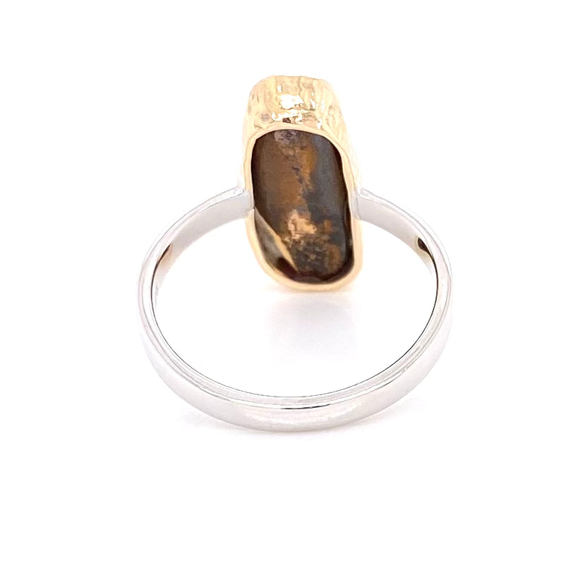 Ring med ægte solid boulder opal fra Australien indfattet i 14 karat guld og båndet er lavet af sterling sølv. Kommer med certifikat.