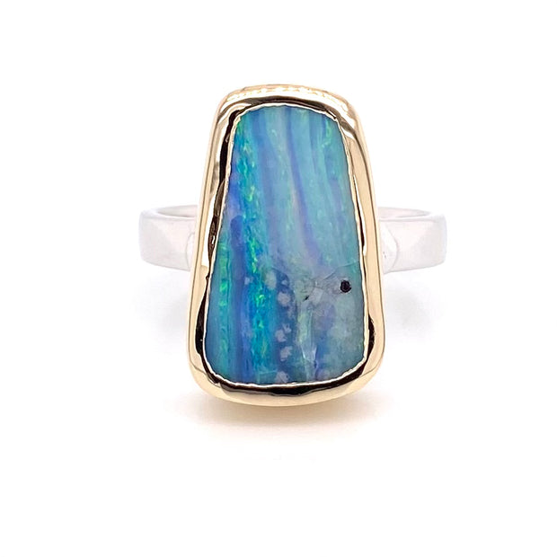 Ring med ægte solid boulder opal fra Australien indfattet i 14 karat guld og båndet er lavet af sterling sølv. Kommer med certifikat.