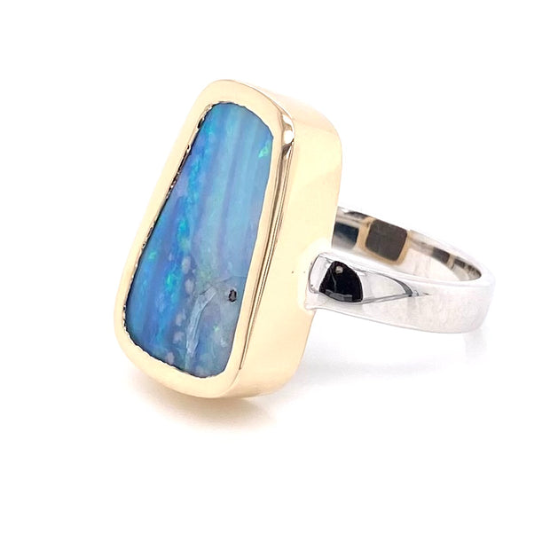 Ring med ægte solid boulder opal fra Australien indfattet i 14 karat guld og båndet er lavet af sterling sølv. Kommer med certifikat.