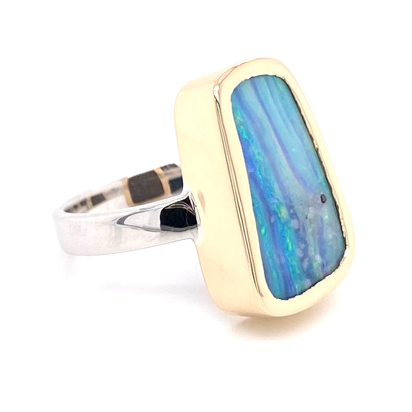 Ring med ægte solid boulder opal fra Australien indfattet i 14 karat guld og båndet er lavet af sterling sølv. Kommer med certifikat.