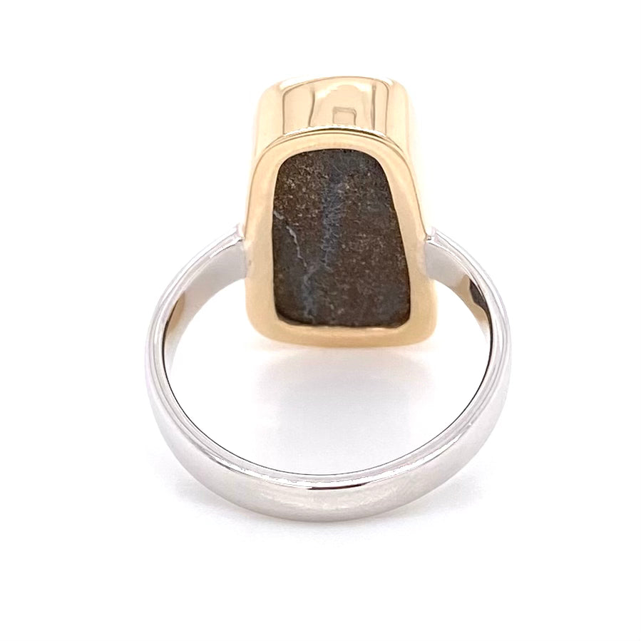 Ring med ægte solid boulder opal fra Australien indfattet i 14 karat guld og båndet er lavet af sterling sølv. Kommer med certifikat.