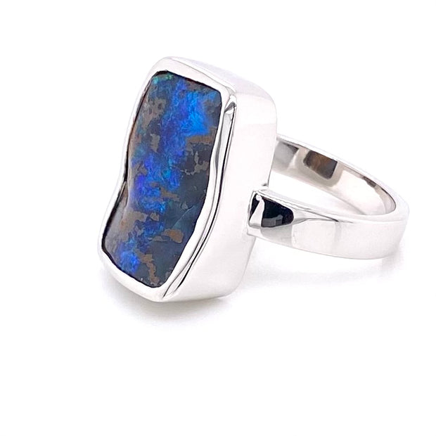 Ægte solid boulder opal fra Queensland, Australien indfattet i sterling sølv. Kommer med oprindelses certifikat. Fri fragt i Danmark.
