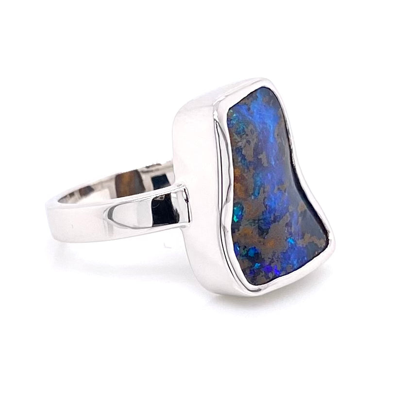 Ægte solid boulder opal fra Queensland, Australien indfattet i sterling sølv. Kommer med oprindelses certifikat. Fri fragt i Danmark.