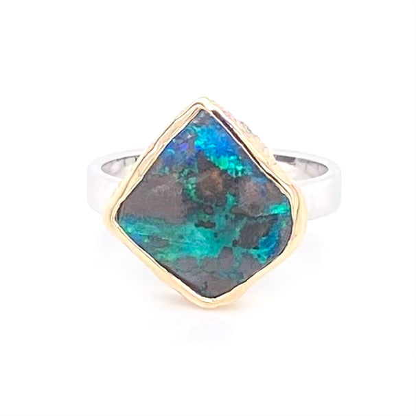 Ring med ægte solid boulder opal fra Australien indfattet i 14 karat guld og båndet er lavet af sterling sølv. Kommer med certifikat.