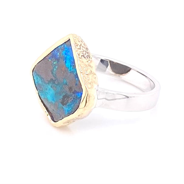 Ring med ægte solid boulder opal fra Australien indfattet i 14 karat guld og båndet er lavet af sterling sølv. Kommer med certifikat.