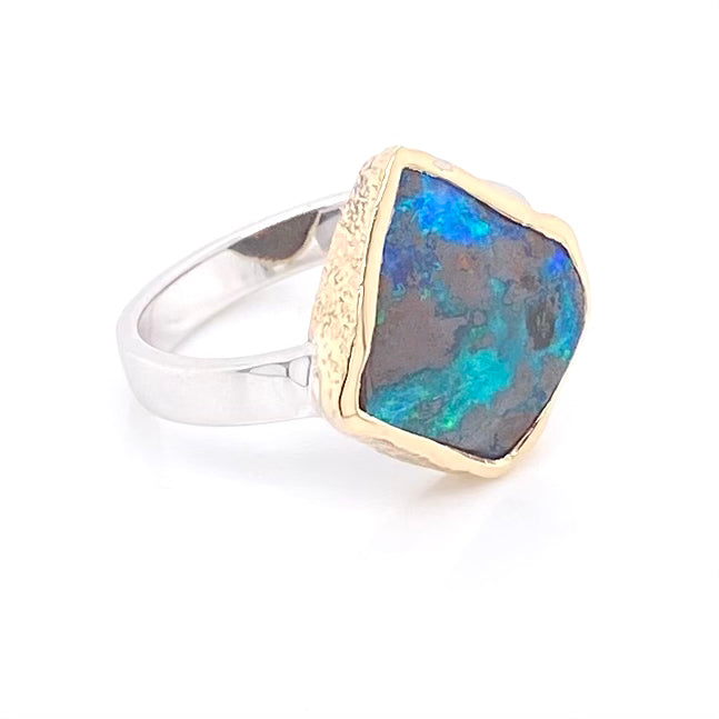 Ring med ægte solid boulder opal fra Australien indfattet i 14 karat guld og båndet er lavet af sterling sølv. Kommer med certifikat.