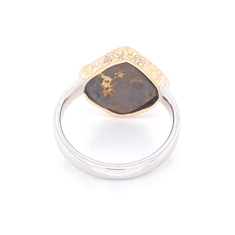 Ring med ægte solid boulder opal fra Australien indfattet i 14 karat guld og båndet er lavet af sterling sølv. Kommer med certifikat.