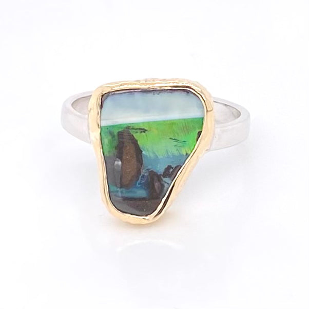 Ring med ægte solid boulder opal fra Australien indfattet i 14 karat guld og båndet er lavet af sterling sølv. Kommer med certifikat.
