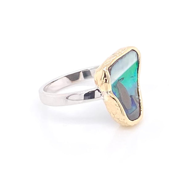 Ring med ægte solid boulder opal fra Australien indfattet i 14 karat guld og båndet er lavet af sterling sølv. Kommer med certifikat.