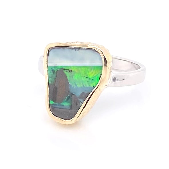 Ring med ægte solid boulder opal fra Australien indfattet i 14 karat guld og båndet er lavet af sterling sølv. Kommer med certifikat.