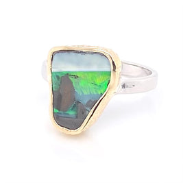 Ring med ægte solid boulder opal fra Australien indfattet i 14 karat guld og båndet er lavet af sterling sølv. Kommer med certifikat.