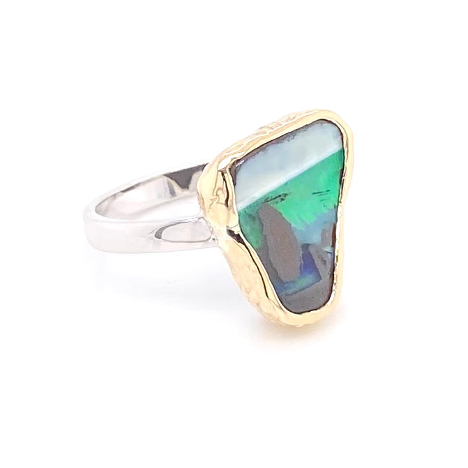 Ring med ægte solid boulder opal fra Australien indfattet i 14 karat guld og båndet er lavet af sterling sølv. Kommer med certifikat.