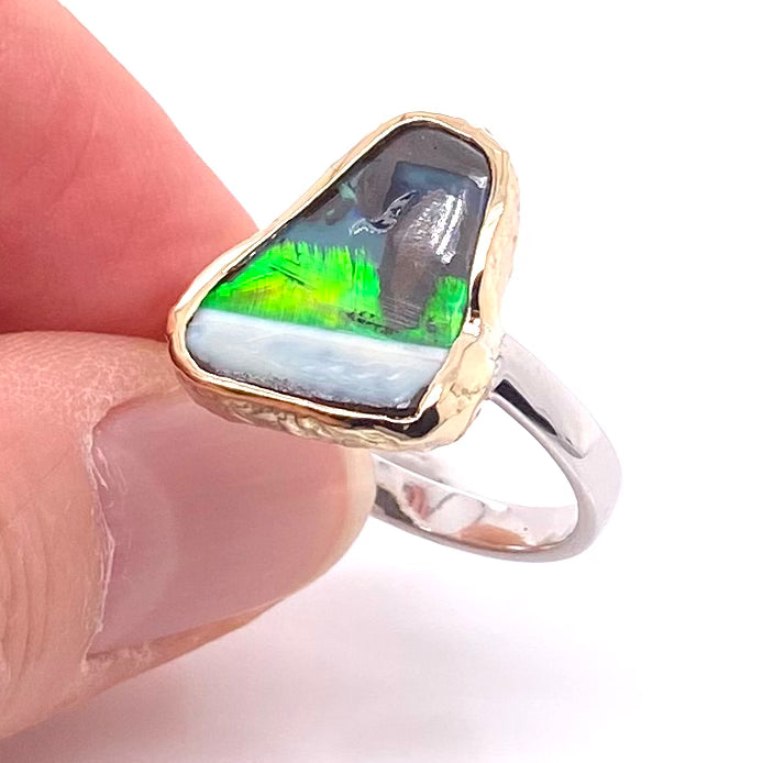 Ring med ægte solid boulder opal fra Australien indfattet i 14 karat guld og båndet er lavet af sterling sølv. Kommer med certifikat.