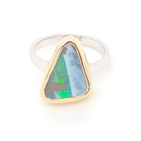 Ring med ægte solid boulder opal fra Australien indfattet i 14 karat guld og båndet er lavet af sterling sølv. Kommer med certifikat.