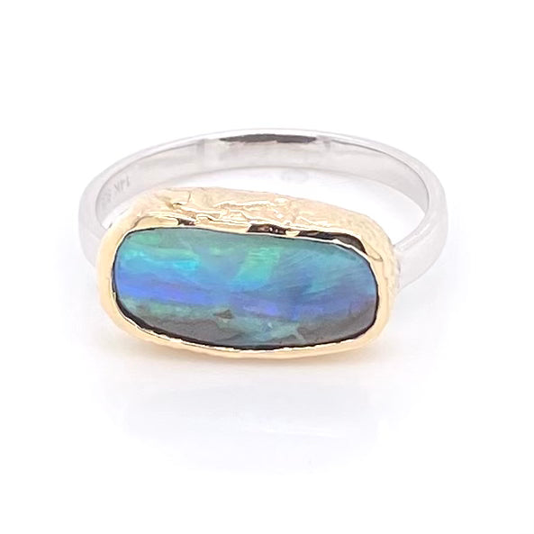Ring med ægte solid boulder opal fra Australien indfattet i 14 karat guld og båndet er lavet af sterling sølv. Kommer med certifikat.