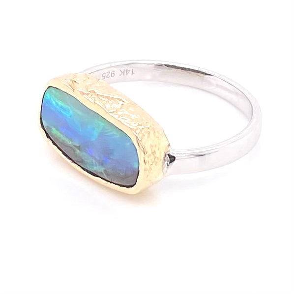 Ring med ægte solid boulder opal fra Australien indfattet i 14 karat guld og båndet er lavet af sterling sølv. Kommer med certifikat.