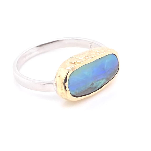 Ring med ægte solid boulder opal fra Australien indfattet i 14 karat guld og båndet er lavet af sterling sølv. Kommer med certifikat.