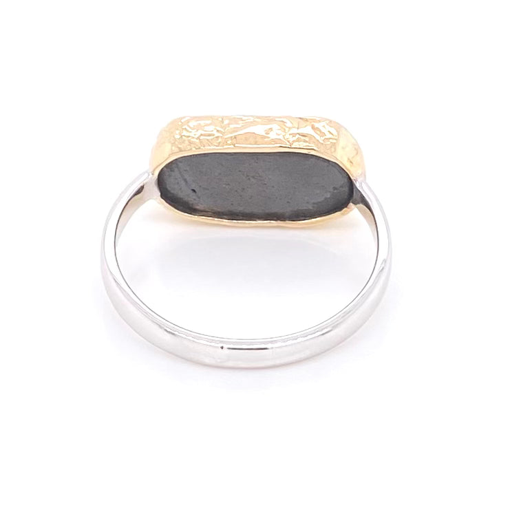 Ring med ægte solid boulder opal fra Australien indfattet i 14 karat guld og båndet er lavet af sterling sølv. Kommer med certifikat.