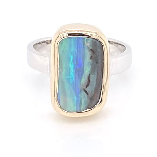 Ring med ægte solid boulder opal fra Australien indfattet i 14 karat guld og båndet er lavet af sterling sølv. Kommer med certifikat.