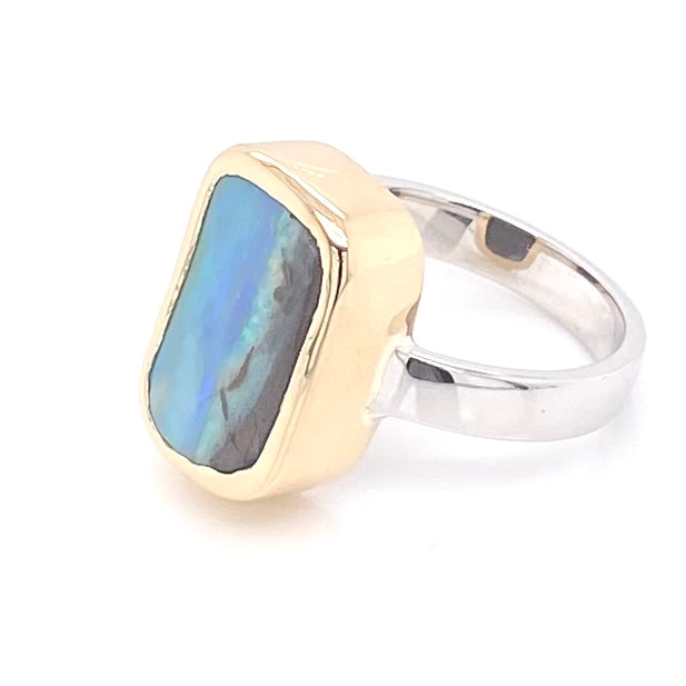 Ring med ægte solid boulder opal fra Australien indfattet i 14 karat guld og båndet er lavet af sterling sølv. Kommer med certifikat.