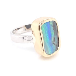 Ring med ægte solid boulder opal fra Australien indfattet i 14 karat guld og båndet er lavet af sterling sølv. Kommer med certifikat.