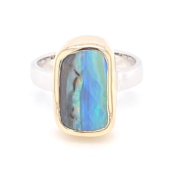 Ring med ægte solid boulder opal fra Australien indfattet i 14 karat guld og båndet er lavet af sterling sølv. Kommer med certifikat.