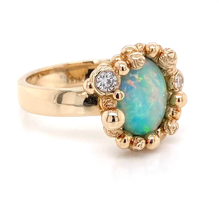 Ring med ægte solid Crystal opal fra Australien indfattet i 14 karat guld med 0.13 carat diamanter. Kommer med certifikat.