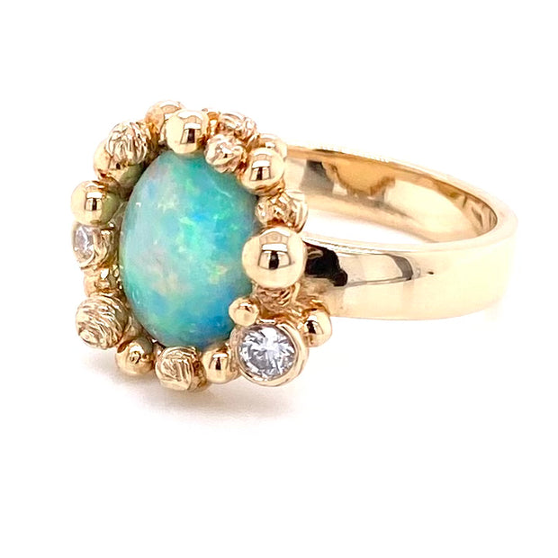 Ring med ægte solid Crystal opal fra Australien indfattet i 14 karat guld med 0.13 carat diamanter. Kommer med certifikat.