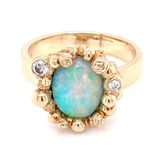 Ring med ægte solid Crystal opal fra Australien indfattet i 14 karat guld med 0.13 carat diamanter. Kommer med certifikat.