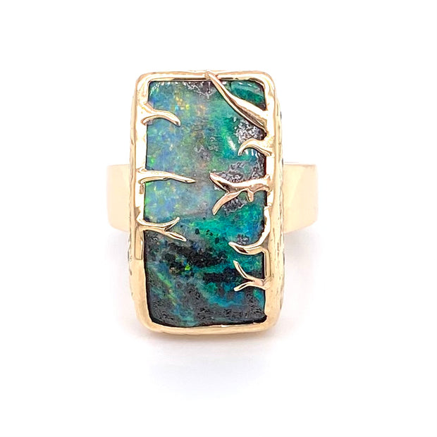Ring med ægte solid boulder opal fra Australien indfattet i 14 karat guld og med diamanter. Ringen kommer med  certifikat.