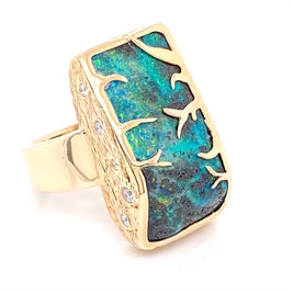 Ring med ægte solid boulder opal fra Australien indfattet i 14 karat guld og med diamanter. Ringen kommer med  certifikat.