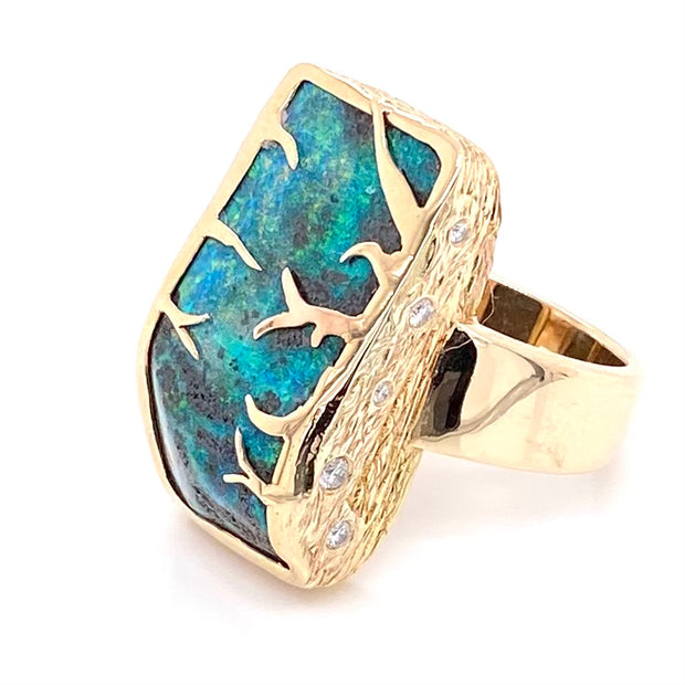 Ring med ægte solid boulder opal fra Australien indfattet i 14 karat guld og med diamanter. Ringen kommer med  certifikat.
