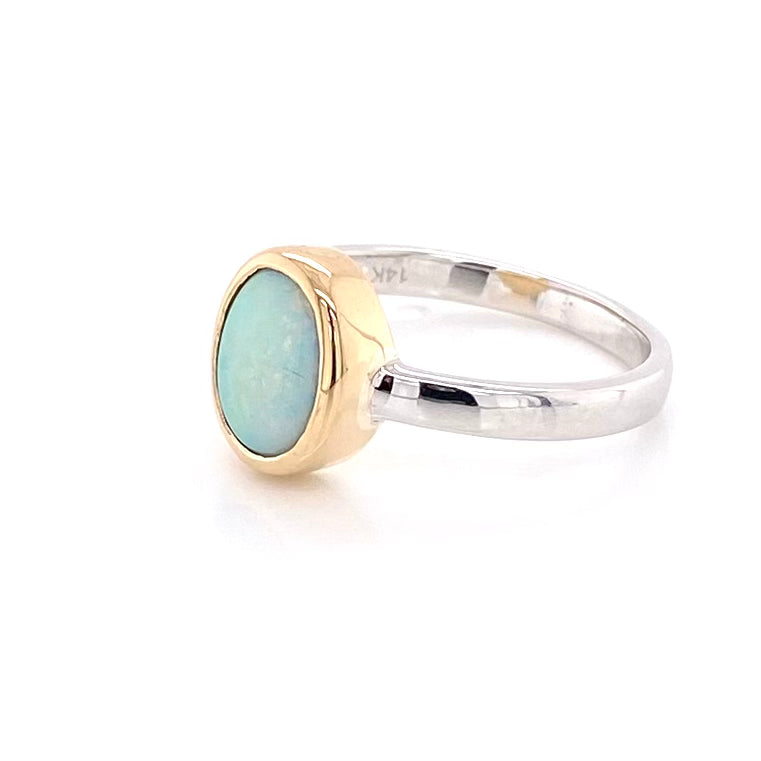 Ægte solid crystal opal fra Australien indfattet i 14 kt. guld og sterling sølv.