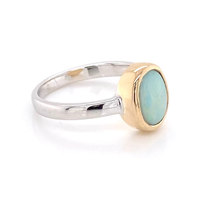 Ægte solid crystal opal fra Australien indfattet i 14 kt. guld og sterling sølv.