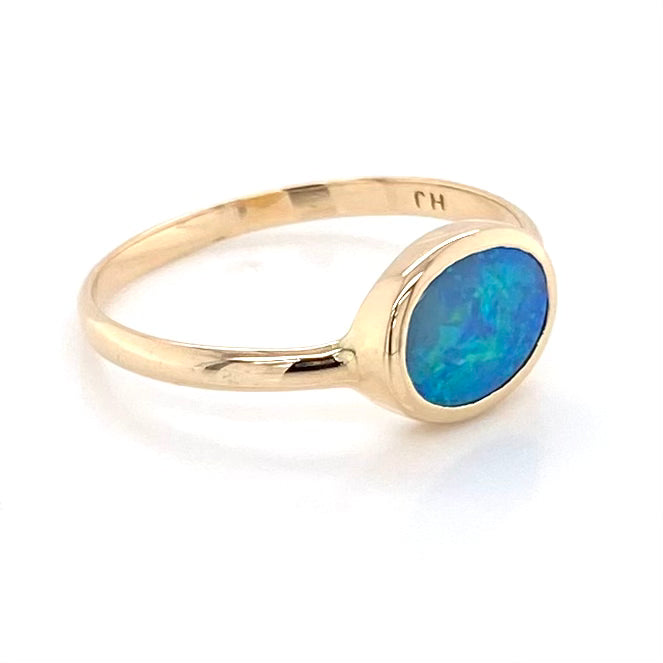 Ring med ægte solid crystal opal fra Australien indfattet i 14 Kt. guld. Kommer med certifikat.