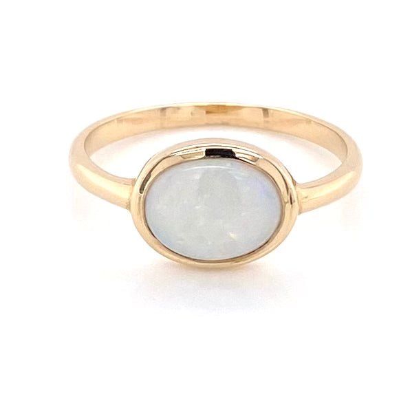 Ring med ægte solid crystal opal fra Australien indfattet i 14 kt. guld. Kommer med certifikat. 
