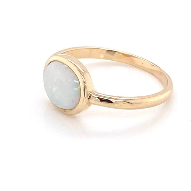 Ring med ægte solid crystal opal fra Australien indfattet i 14 kt. guld. Kommer med certifikat. 