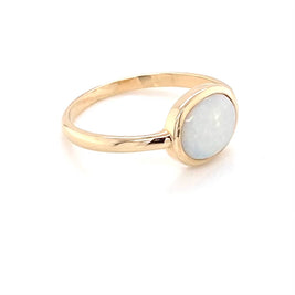 Ring med ægte solid crystal opal fra Australien indfattet i 14 kt. guld. Kommer med certifikat. 