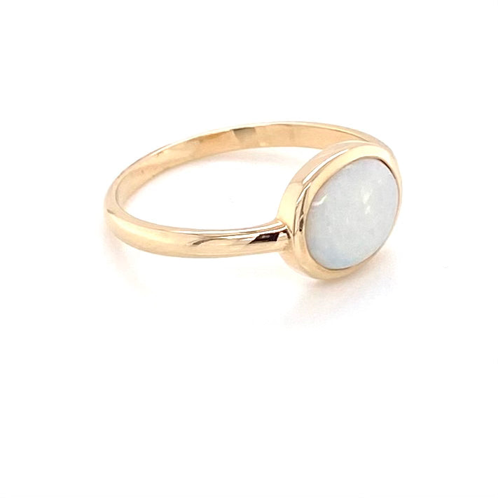 Ring med ægte solid crystal opal fra Australien indfattet i 14 kt. guld. Kommer med certifikat. 