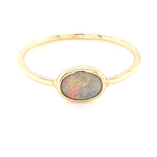 Ring med ægte solid crystal opal fra Australien indfattet i 14 kt. guld. Kommer med certifikat. 