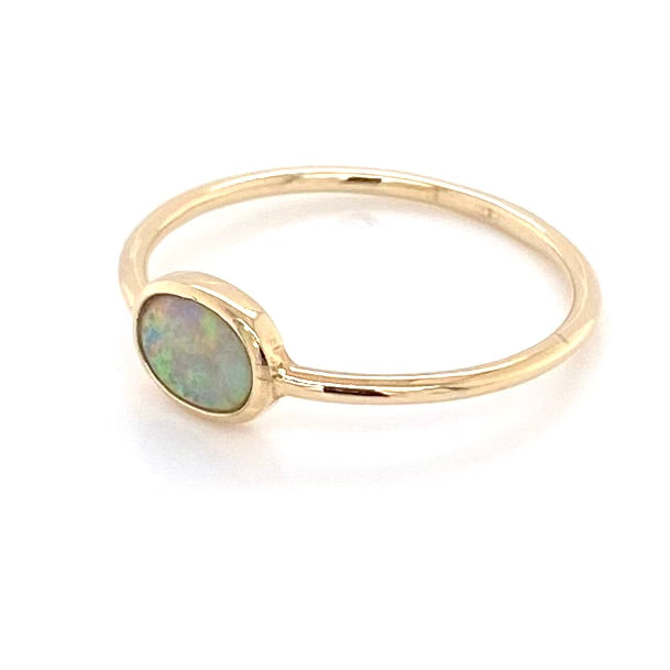 Ring med ægte solid crystal opal fra Australien indfattet i 14 kt. guld. Kommer med certifikat. 