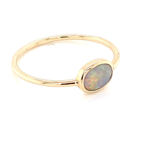 Ring med ægte solid crystal opal fra Australien indfattet i 14 kt. guld. Kommer med certifikat. 