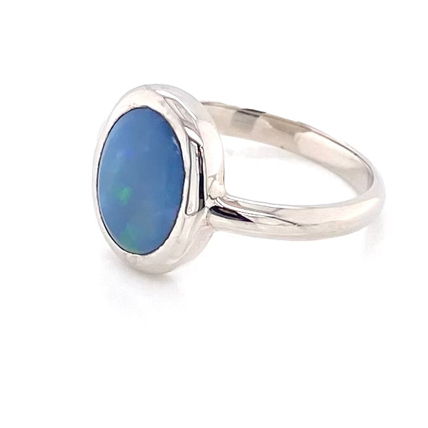 Ægte solid crystal opal fra Australien indfattet i sterling sølv.