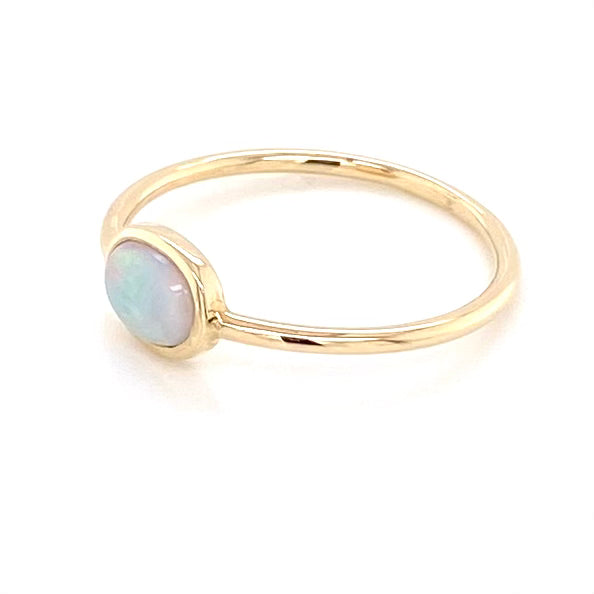 Ring med ægte solid crystal opal fra Australien indfattet i 14 kt. guld. Kommer med certifikat. 